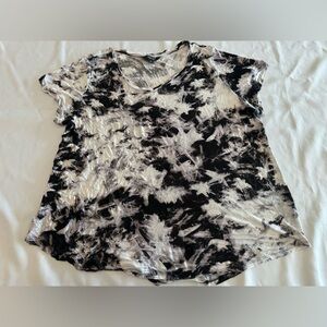 Simply Vera Vera Wang Black and White Krinkle Casual Short Sleeve Tee Size 2X